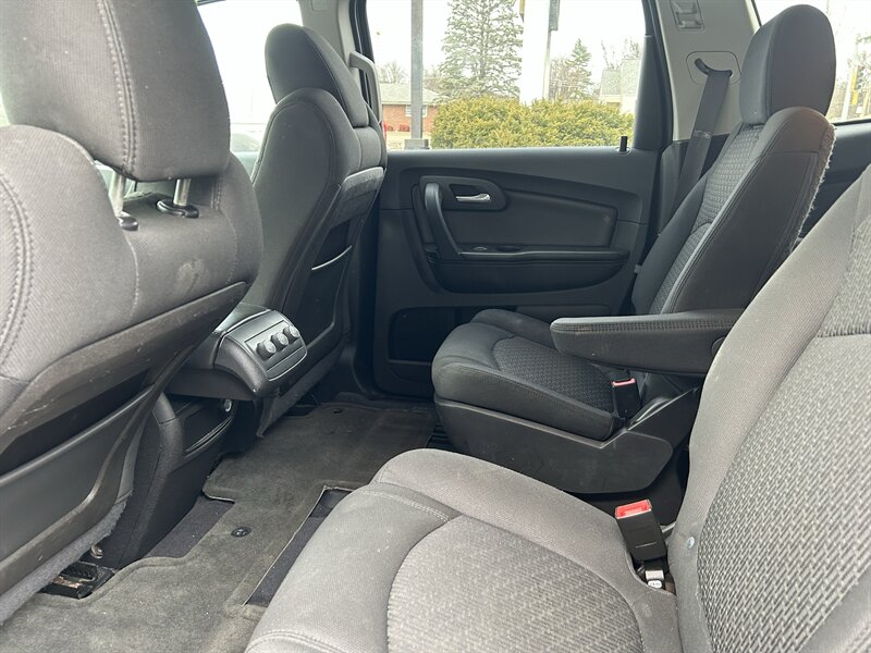 2011 Chevrolet Traverse LT - Photo 9 - Fairview Heights, IL 62208