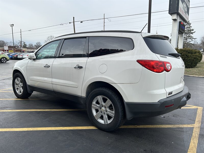 2011 Chevrolet Traverse LT - Photo 5 - Fairview Heights, IL 62208