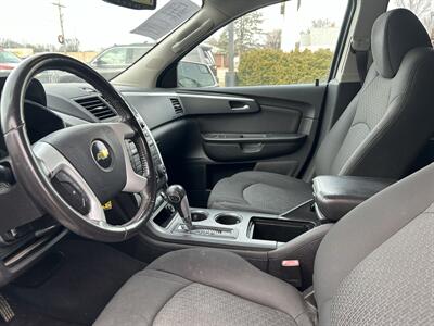 2011 Chevrolet Traverse LT - Photo 8 - Fairview Heights, IL 62208