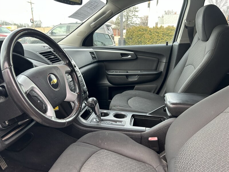 2011 Chevrolet Traverse LT - Photo 8 - Fairview Heights, IL 62208