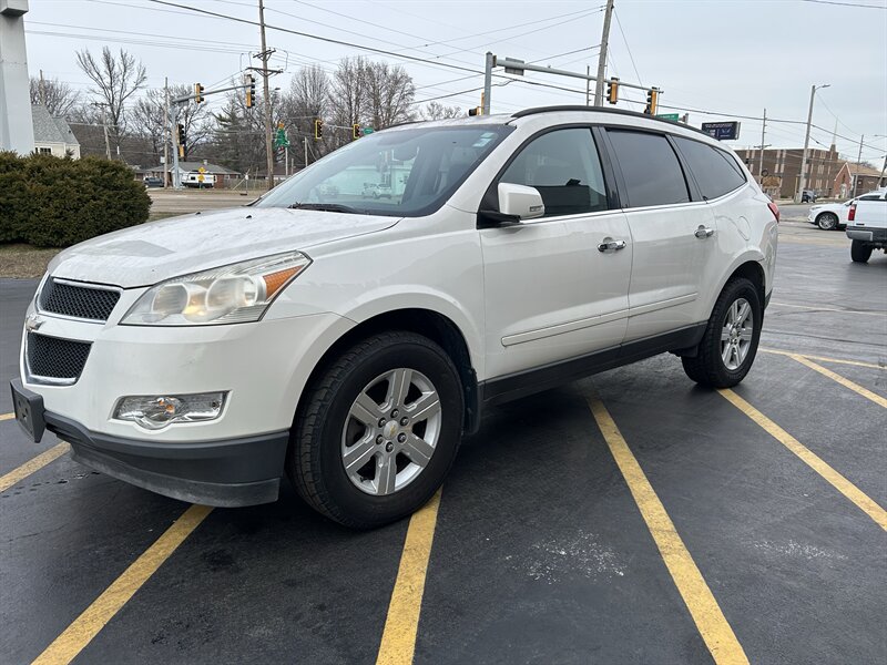 2011 Chevrolet Traverse LT - Photo 3 - Fairview Heights, IL 62208
