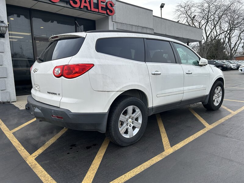 2011 Chevrolet Traverse LT - Photo 4 - Fairview Heights, IL 62208