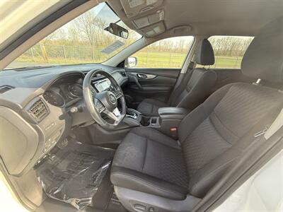 2017 Nissan Rogue SV   - Photo 8 - Cahokia, IL 62206