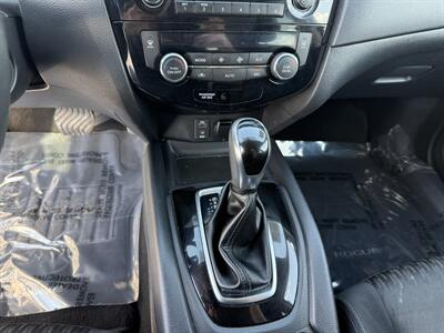 2017 Nissan Rogue SV   - Photo 14 - Cahokia, IL 62206
