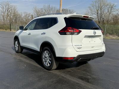 2017 Nissan Rogue SV   - Photo 5 - Cahokia, IL 62206