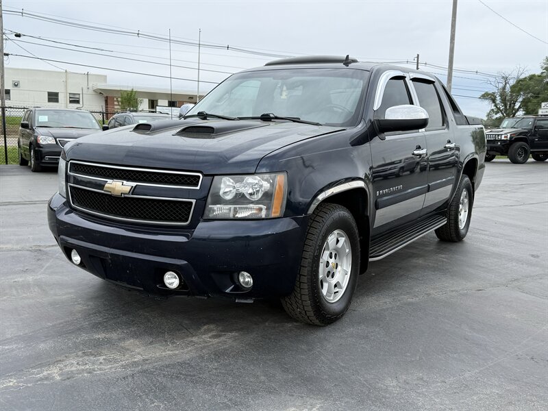 2008 Chevrolet Avalanche LT   - Photo 1 - Cahokia, IL 62206