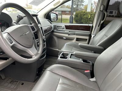 2010 Chrysler Town & Country Touring   - Photo 7 - Fairview Heights, IL 62208