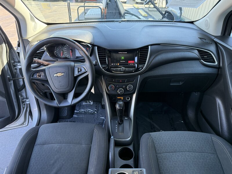2020 Chevrolet Trax LS - Photo 11 - Cahokia, IL 62206