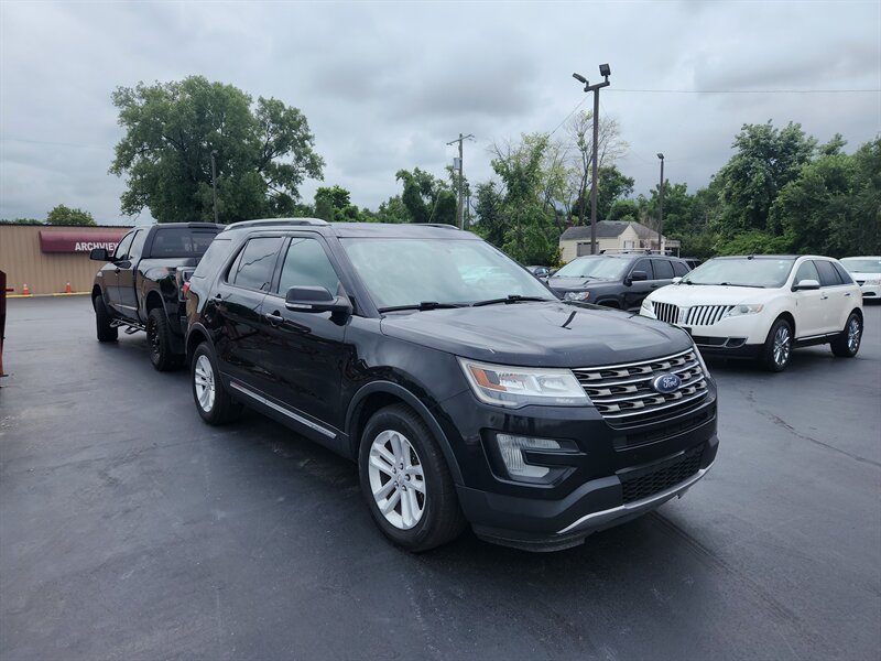 2017 Ford Explorer XLT - Photo 1 - Cahokia, IL 62206