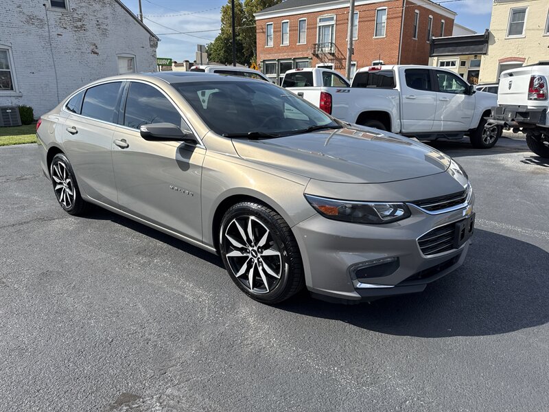 2018 Chevrolet Malibu LT - Photo 2 - Millstadt, IL 62260