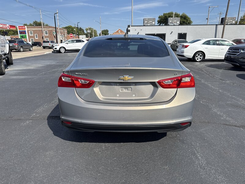 2018 Chevrolet Malibu LT - Photo 8 - Millstadt, IL 62260