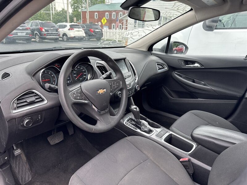 2017 Chevrolet Cruze LT Auto - Photo 8 - Millstadt, IL 62260