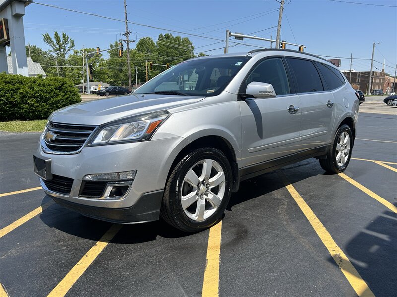 2016 Chevrolet Traverse LT - Photo 3 - Fairview Heights, IL 62208