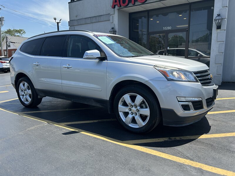2016 Chevrolet Traverse LT - Photo 2 - Fairview Heights, IL 62208