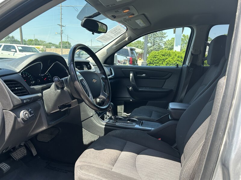 2016 Chevrolet Traverse LT - Photo 8 - Fairview Heights, IL 62208