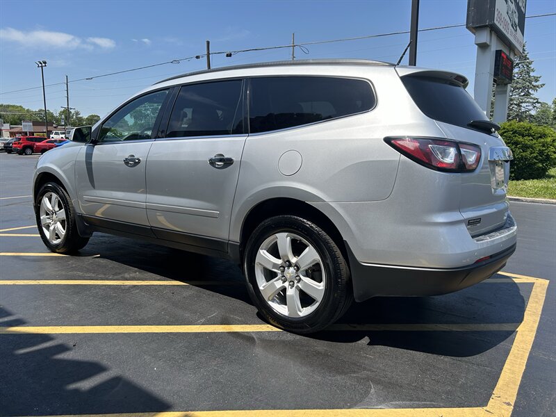 2016 Chevrolet Traverse LT - Photo 5 - Fairview Heights, IL 62208