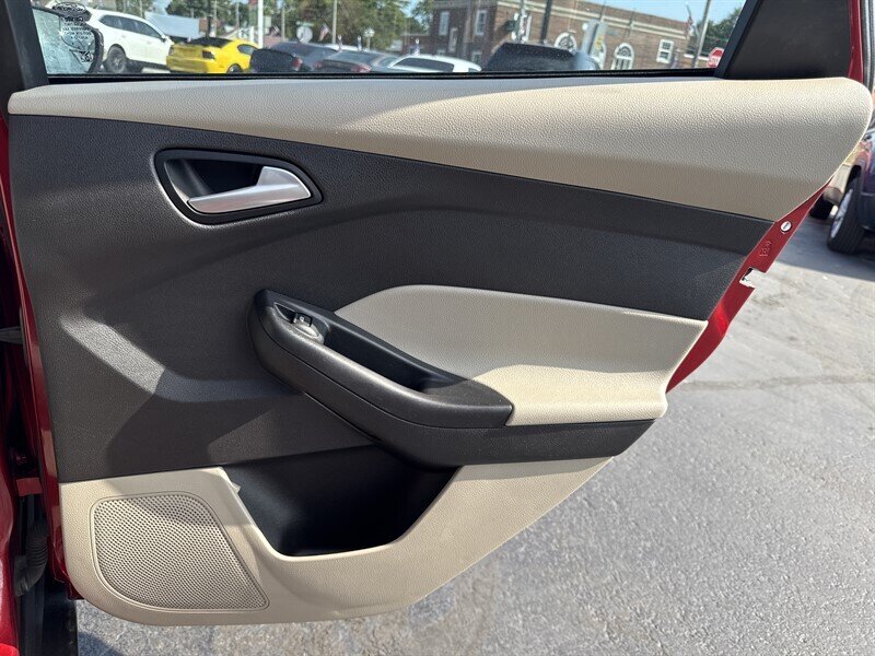 2017 Ford Focus SE - Photo 18 - Millstadt, IL 62260