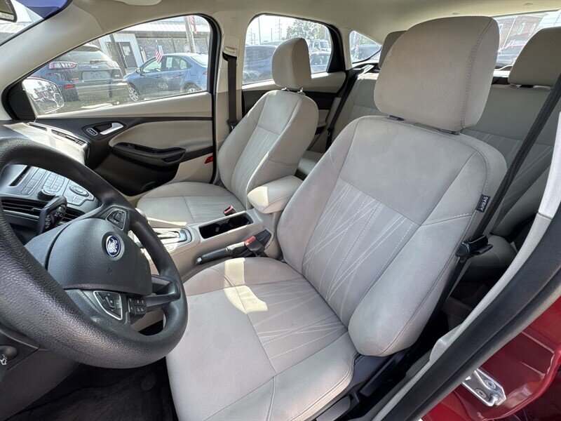 2017 Ford Focus SE - Photo 13 - Millstadt, IL 62260