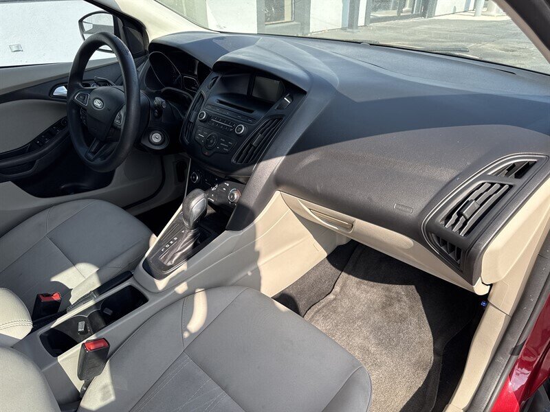 2017 Ford Focus SE - Photo 7 - Millstadt, IL 62260