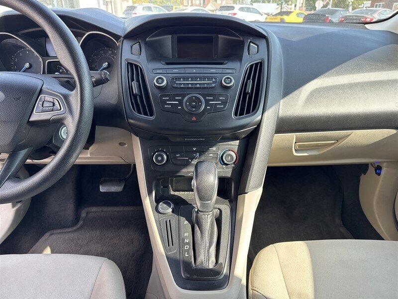 2017 Ford Focus SE - Photo 6 - Millstadt, IL 62260