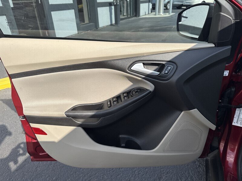 2017 Ford Focus SE - Photo 12 - Millstadt, IL 62260