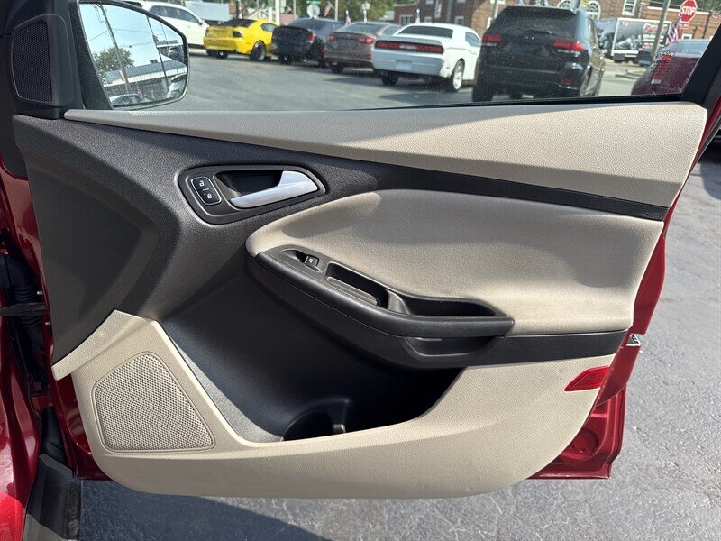 2017 Ford Focus SE - Photo 14 - Millstadt, IL 62260