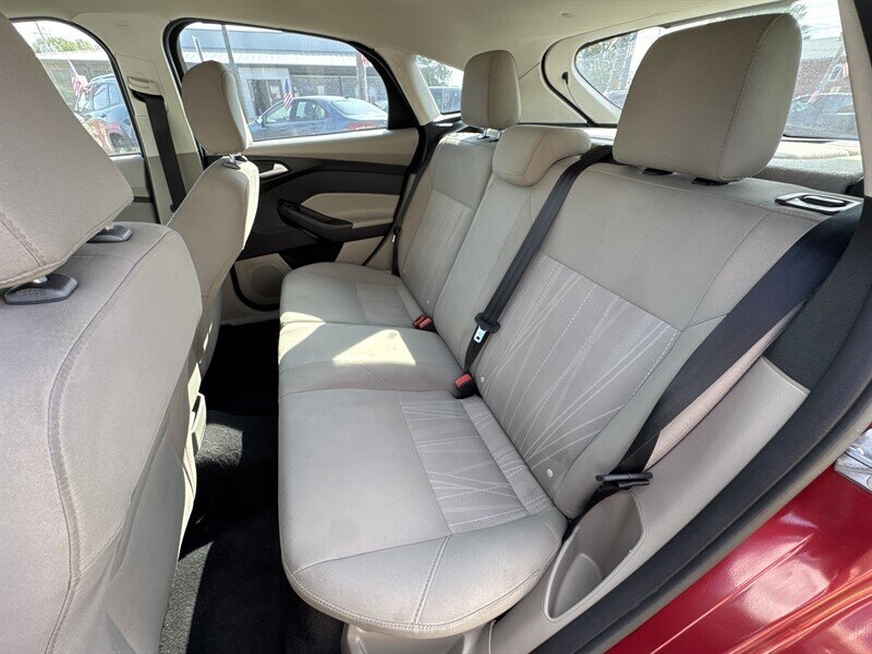 2017 Ford Focus SE - Photo 17 - Millstadt, IL 62260