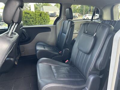 2016 Chrysler Town & Country Touring   - Photo 9 - Fairview Heights, IL 62208
