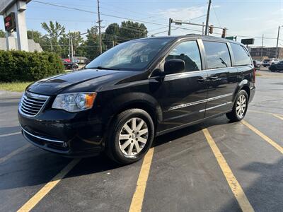 2016 Chrysler Town & Country Touring   - Photo 3 - Fairview Heights, IL 62208
