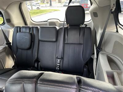 2016 Chrysler Town & Country Touring   - Photo 10 - Fairview Heights, IL 62208