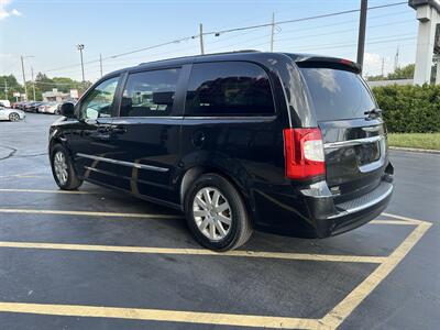 2016 Chrysler Town & Country Touring   - Photo 5 - Fairview Heights, IL 62208