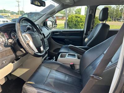 2016 Chrysler Town & Country Touring   - Photo 8 - Fairview Heights, IL 62208