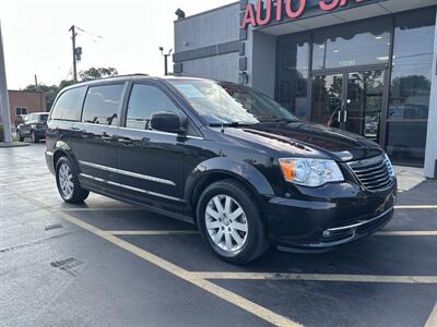 2016 Chrysler Town & Country Touring   - Photo 2 - Fairview Heights, IL 62208