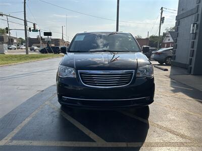 2016 Chrysler Town & Country Touring   - Photo 6 - Fairview Heights, IL 62208
