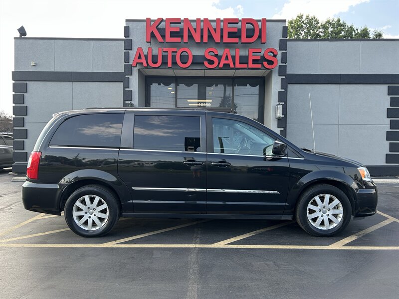 2016 Chrysler Town & Country Touring   - Photo 1 - Fairview Heights, IL 62208