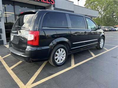2016 Chrysler Town & Country Touring   - Photo 4 - Fairview Heights, IL 62208