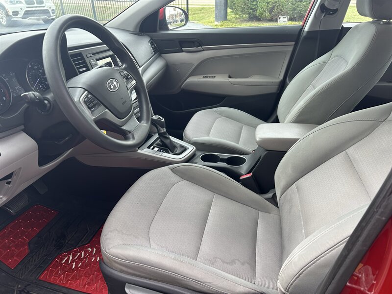 2017 Hyundai ELANTRA SE - Photo 7 - Fairview Heights, IL 62208
