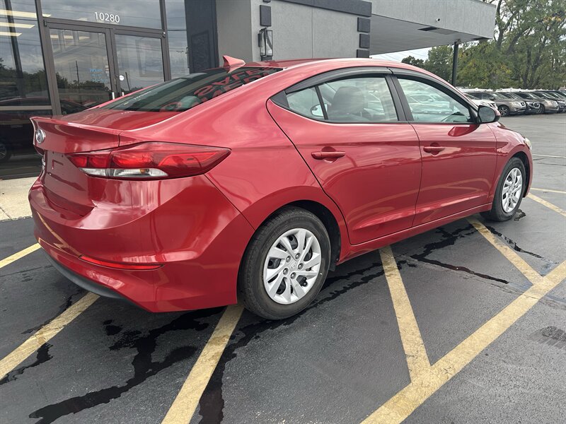 2017 Hyundai ELANTRA SE - Photo 4 - Fairview Heights, IL 62208