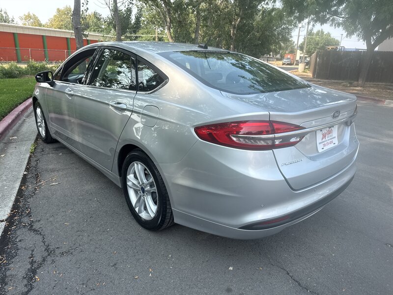 2018 Ford Fusion SE photo 2