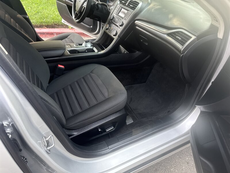 2018 Ford Fusion SE photo 18