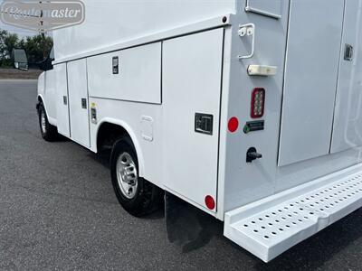 2017 Chevrolet Express 3500 11' Utility   - Photo 27 - Mount Joy, PA 17552