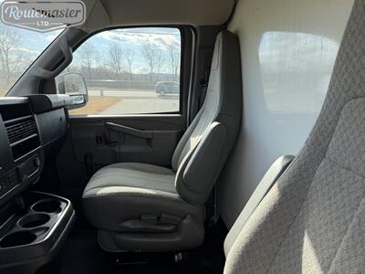2021 Chevrolet Express 3500 12' Box - Photo 14 - Mount Joy, PA 17552