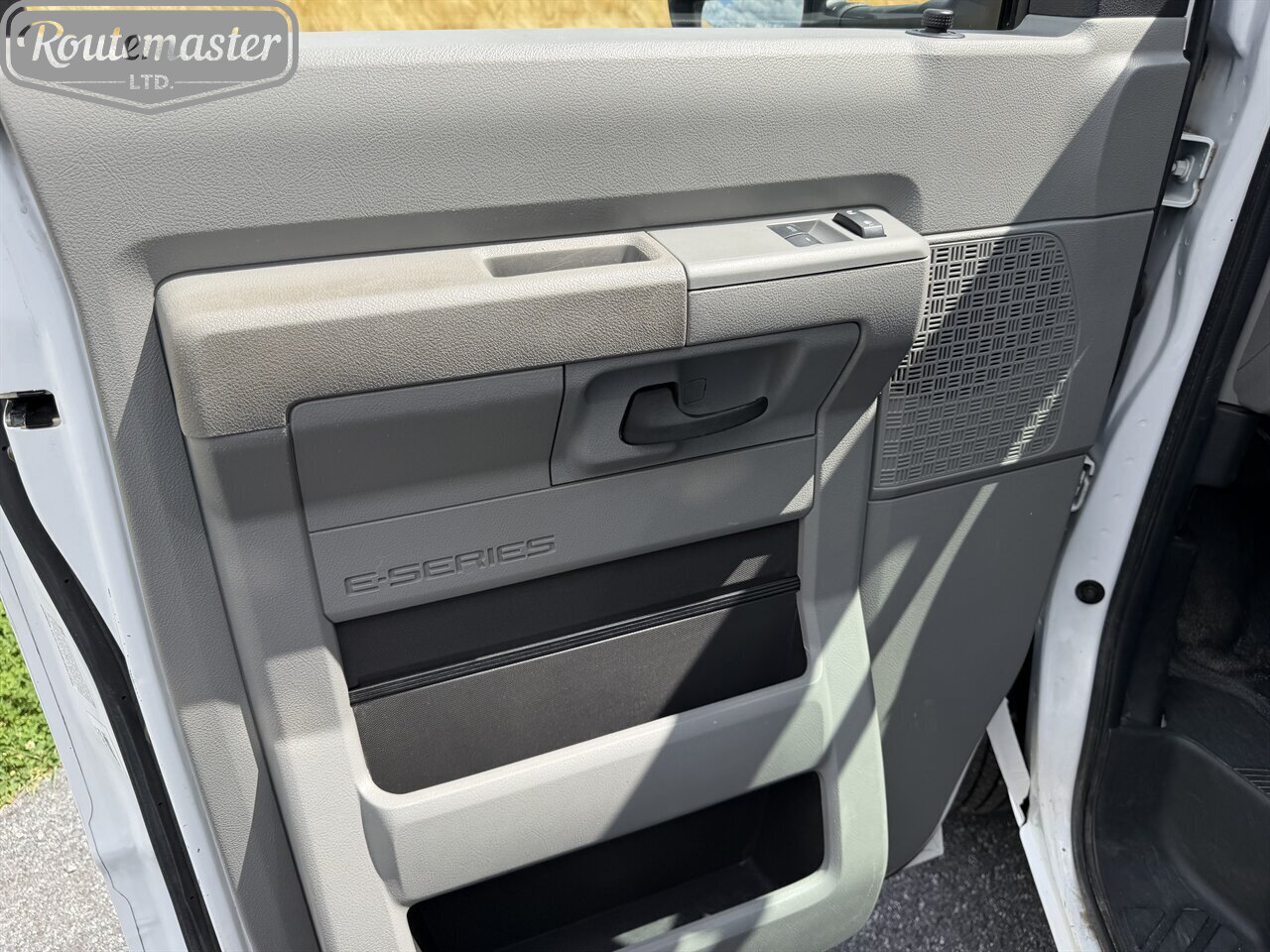 2021 Ford E-Series Van E-350 16' Box - Photo 23 - Mount Joy, PA 17552