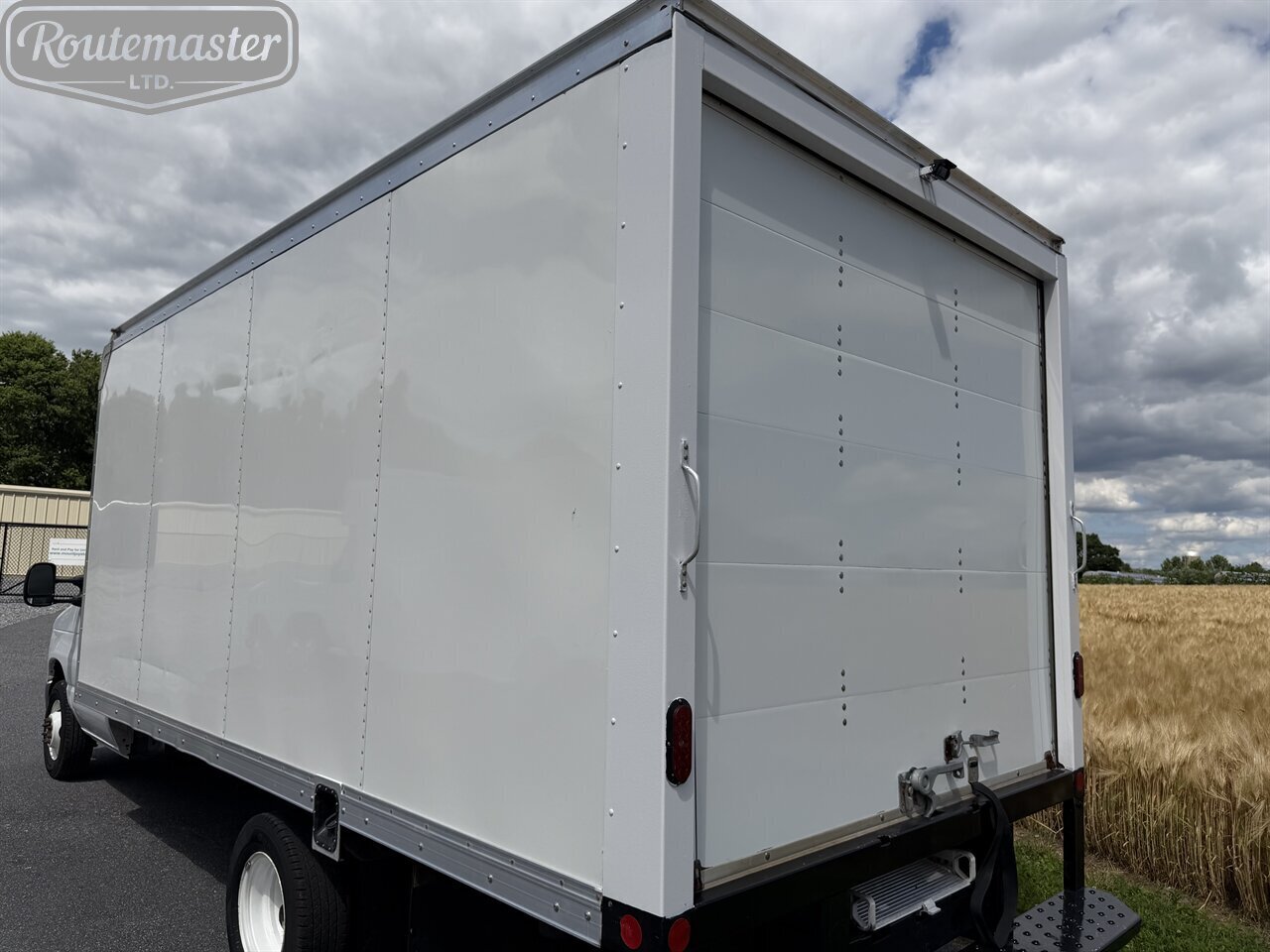 2021 Ford E-Series Van E-350 16' Box - Photo 9 - Mount Joy, PA 17552