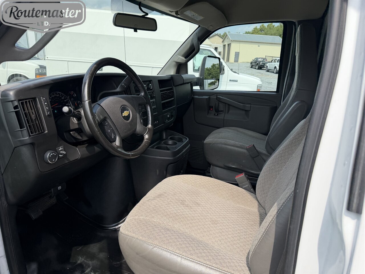 2020 Chevrolet Express 4500 16' Box - Photo 15 - Mount Joy, PA 17552