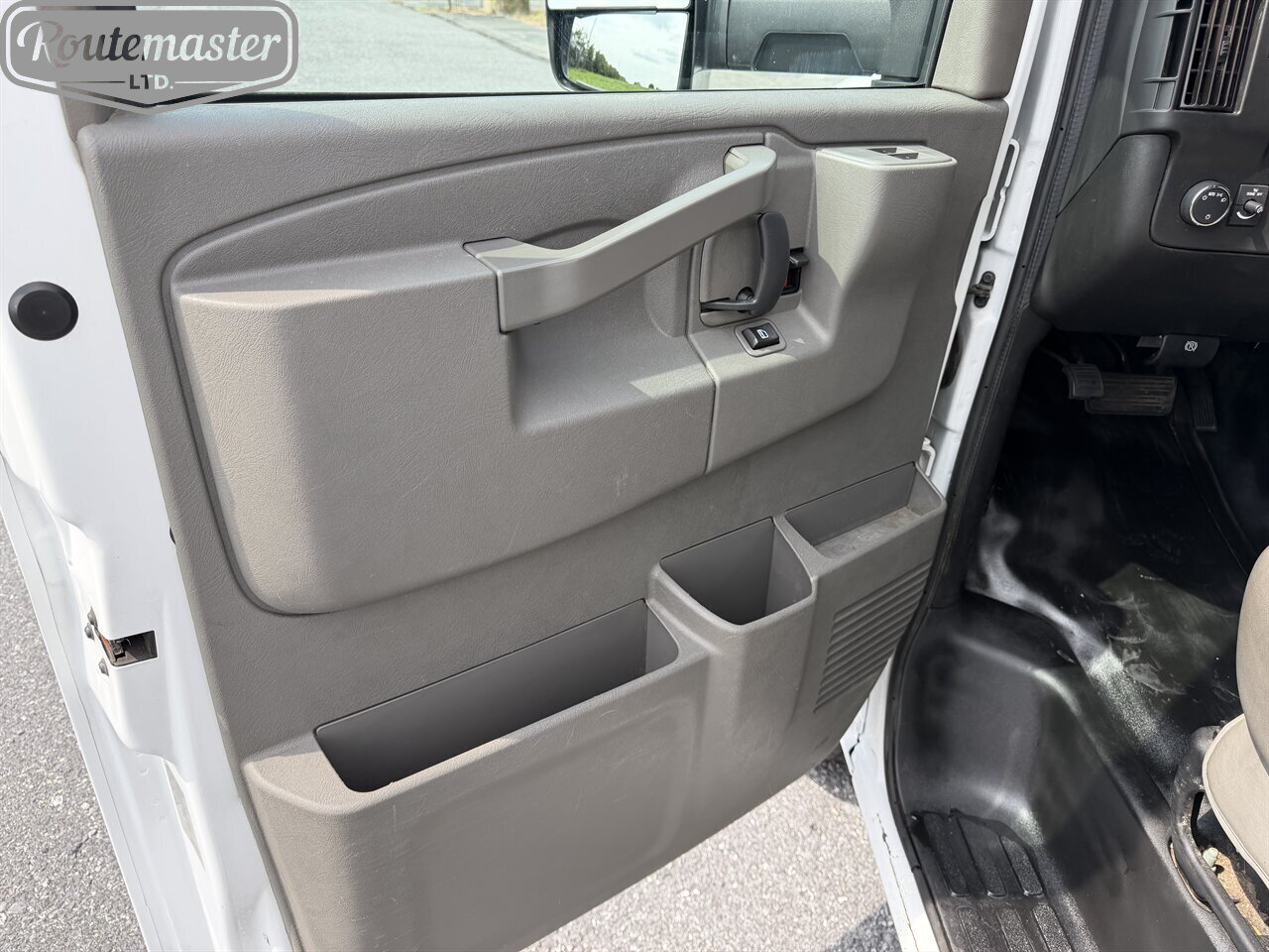 2020 Chevrolet Express 4500 16' Box - Photo 14 - Mount Joy, PA 17552