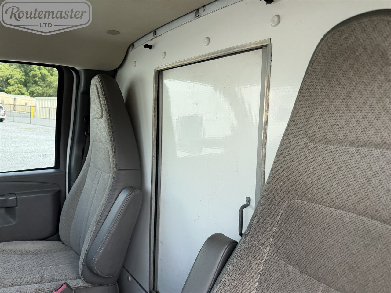 2020 Chevrolet Express 4500 16' Box - Photo 17 - Mount Joy, PA 17552