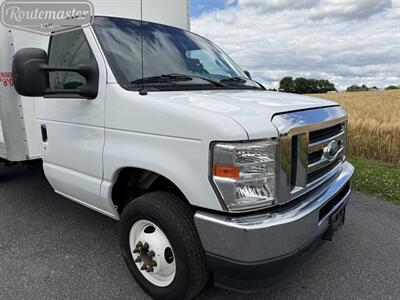 2022 Ford E-Series Van E-450 16' Box   - Photo 2 - Mount Joy, PA 17552
