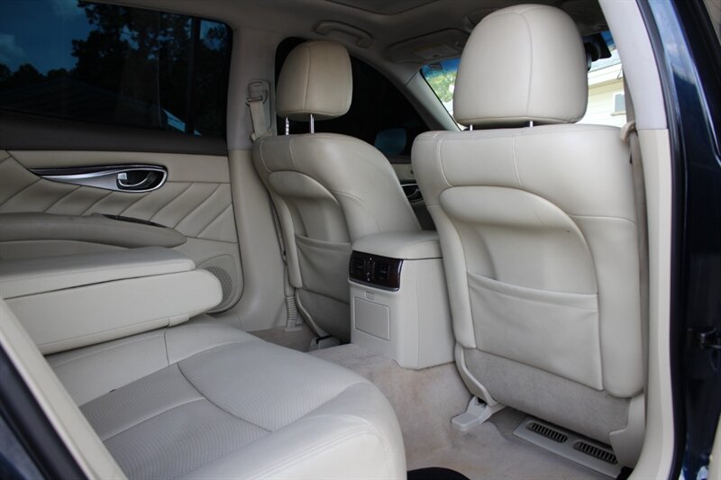 2016 INFINITI Q70L 3.7 - Photo 18 - Lexington, SC 29073