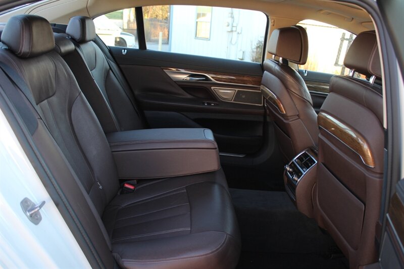 2016 BMW 740i - Photo 29 - Lexington, SC 29073